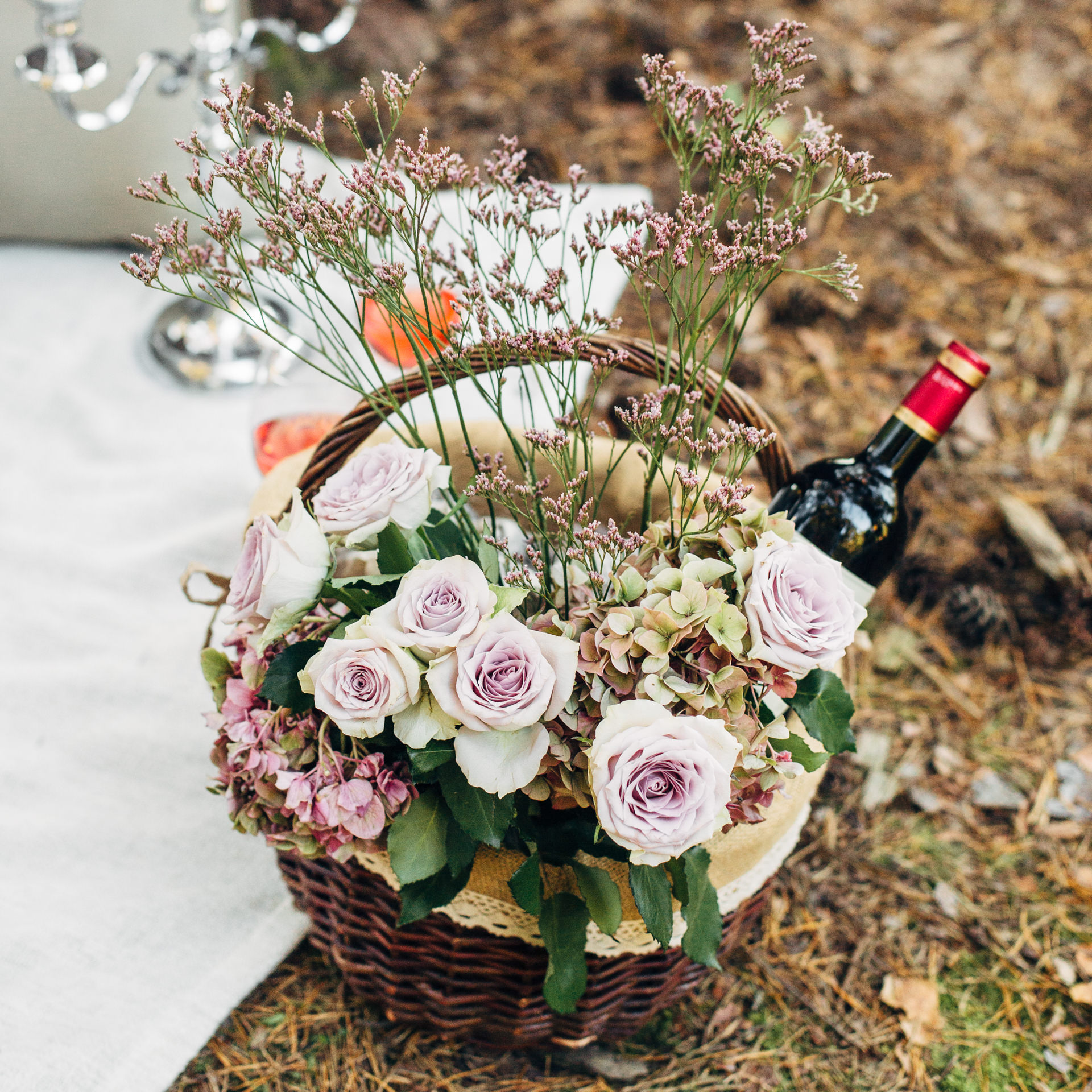 Picknickkorb mit Wein und Blumen