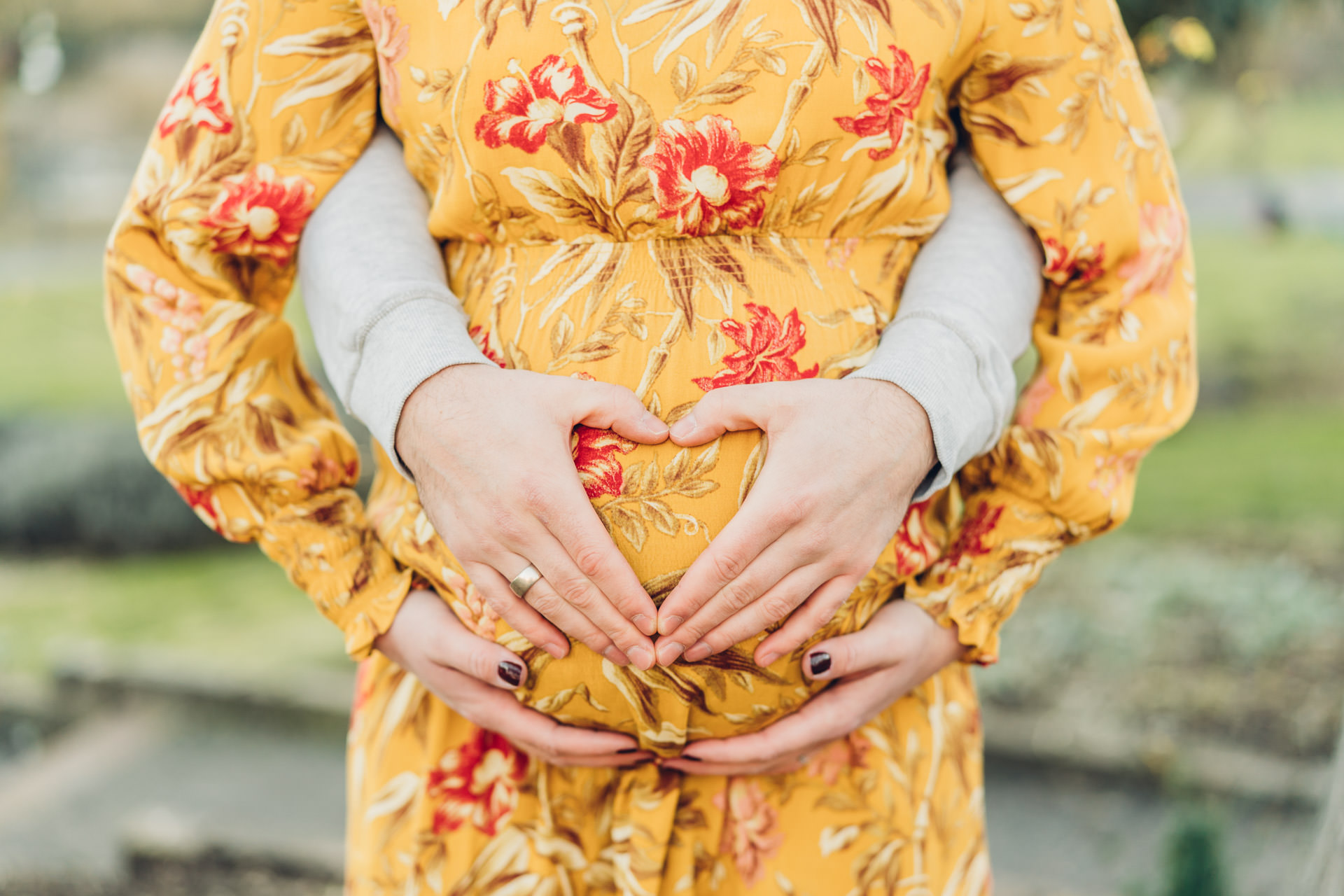 Herz auf Babybauch bei einem Schwangerschaftsshooting