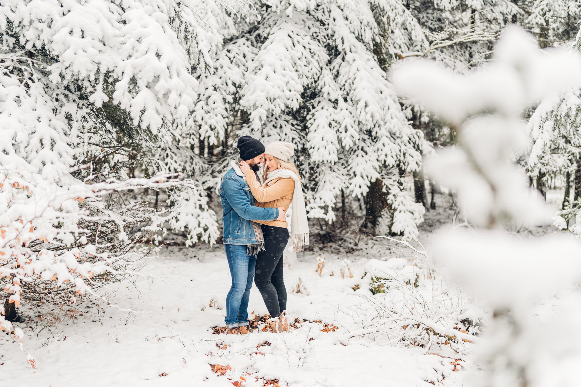 Verlobungsshooting im Schnee im Winter Fotograf Mainz