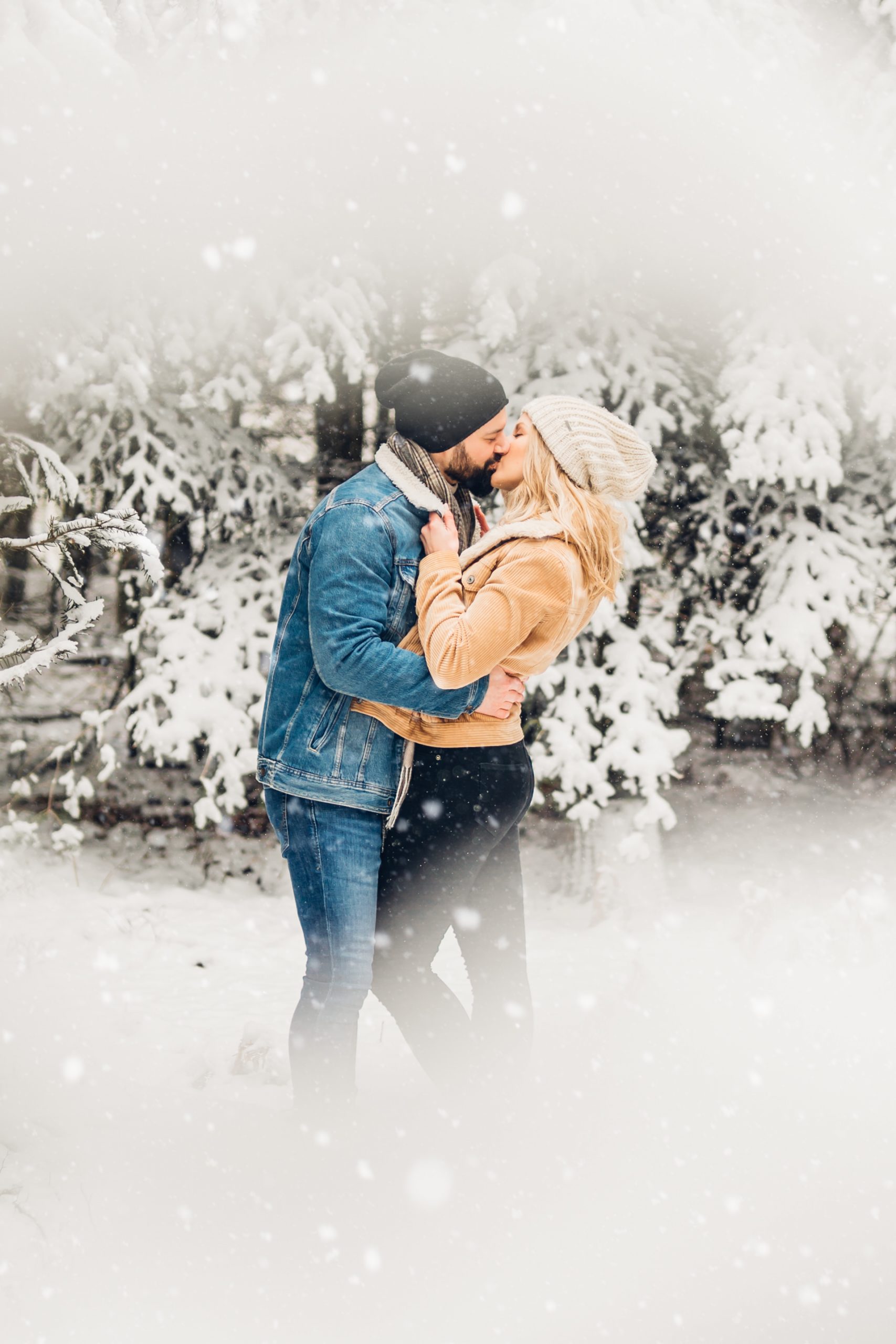 Winterliches Coupleshooting im Winter im Schnee