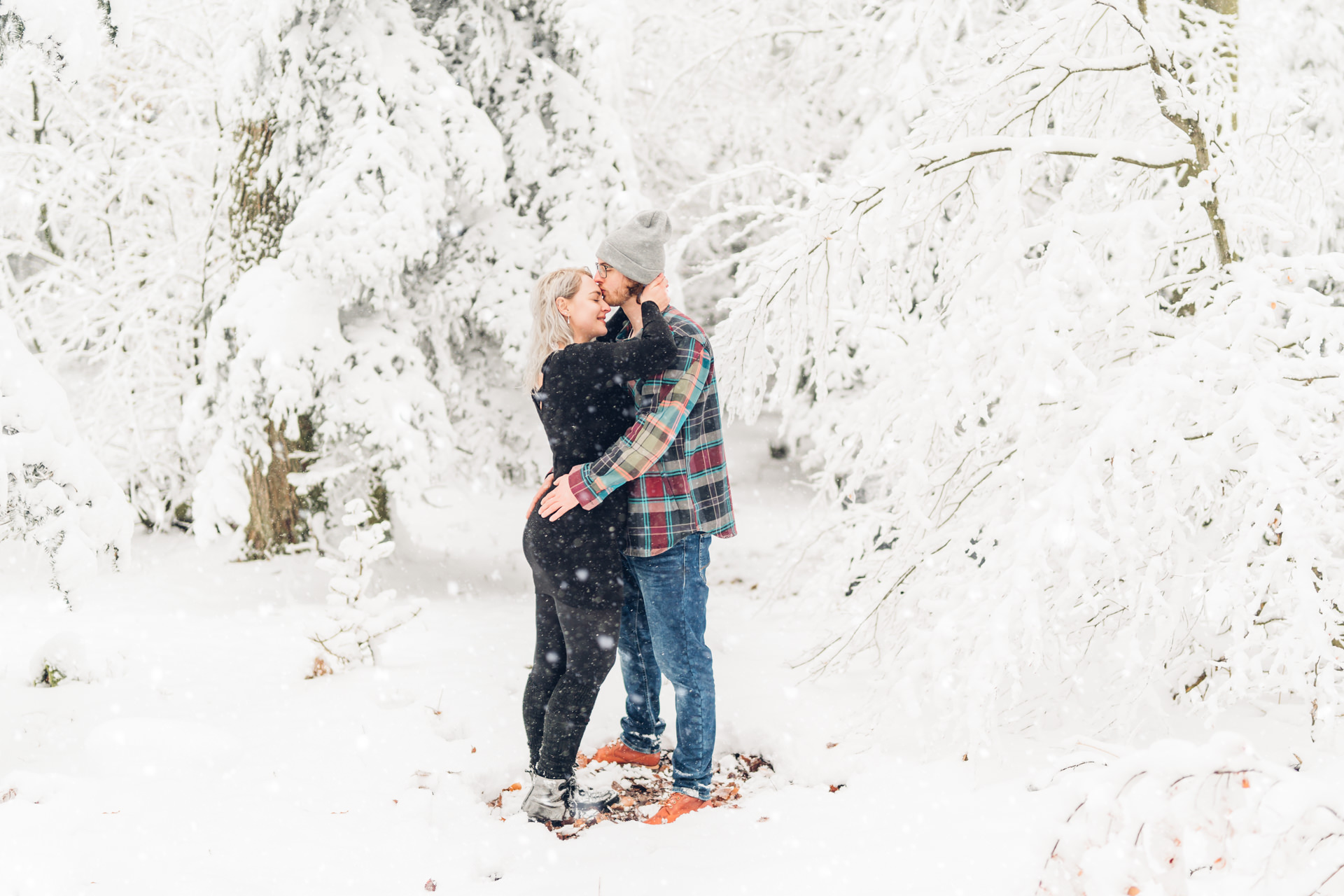 Wintershooting Pärchen im Schnee Hochzeitsfotograf Mainz