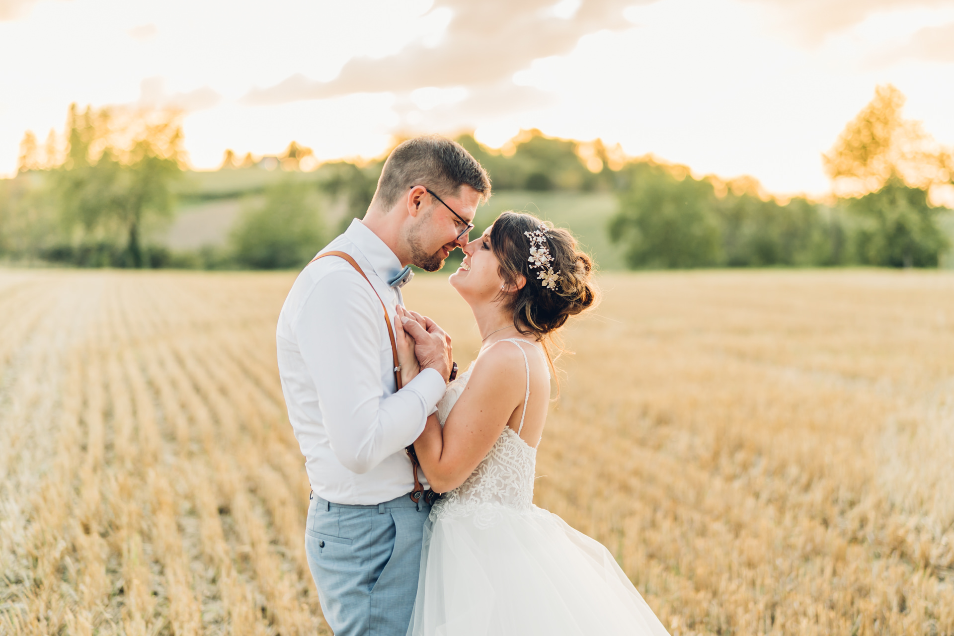 Verliebtes Brautpaar feiert ihre Hochzeit im Sonnenunterang beim Weingut Höflich