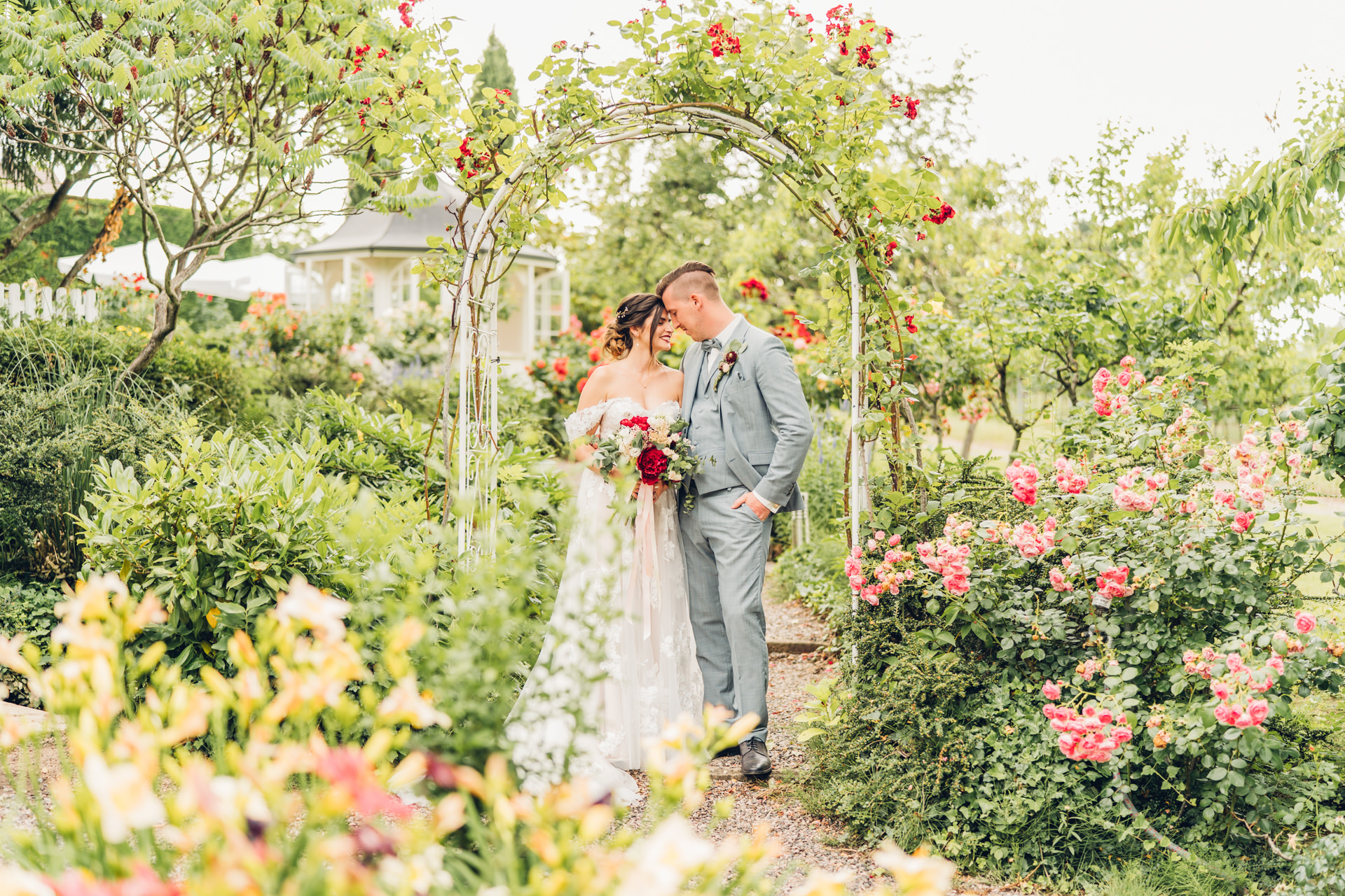Hochzeit Weingut Fitz Ritter Bad Dürkheim Brautpaar im wunderschönen blühenden Garten